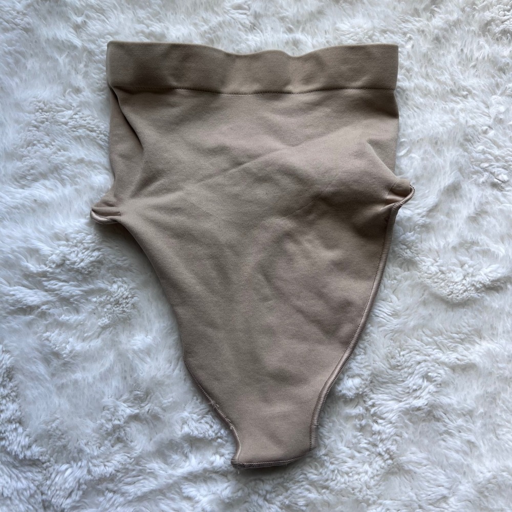 SKIMS Women's Sculpting Thong Mid Waist Tan Shapewear Size‎ Small NWOT